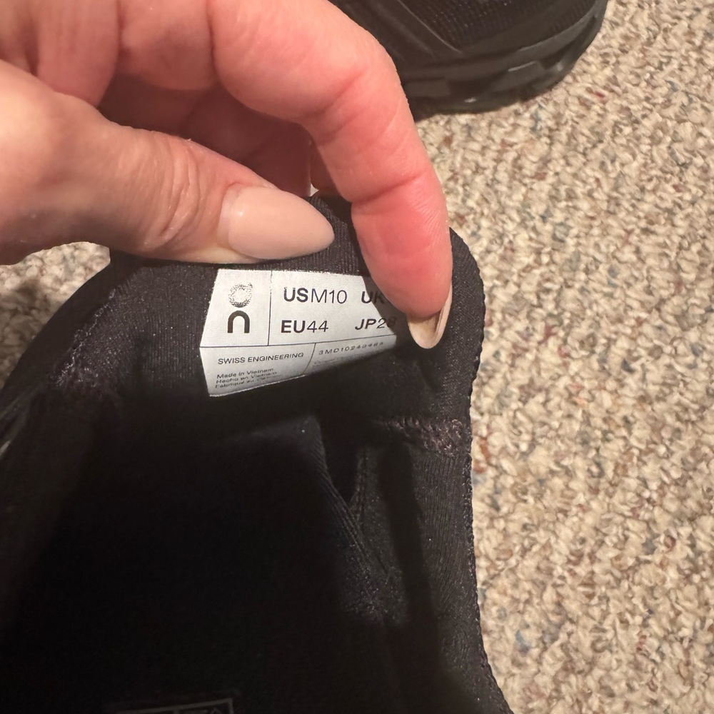 On Clouds men’s black sneakers - NEW! - Picture 5 of 5